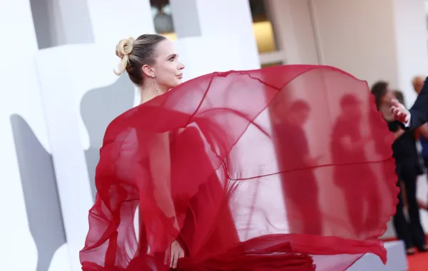  كيت أليكسييفا kate alexeeva في مهرجان فينيسيا السينمائي 2025 ( مصدر الصورة:  Aldara Zarraoa/Getty Images)