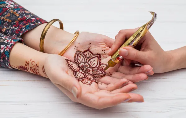 الحناء..إرث الجدات يزيّن إطلالة المرأة السعودية في اليوم الوطني 95 