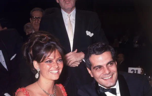 كلوديا كاردينالي Claudia Cardinale وعمر الشريف Omar Sharif من حفل الغولدن جلوب 1966 - الصورة أرشيفية