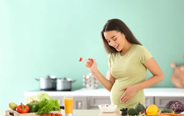 صورة لامرأة حامل تتناول الطعام