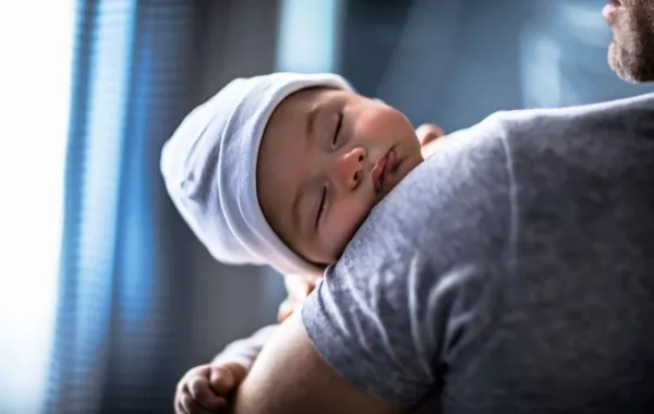 صورة طفل نائم على كتفي والده صورة طفل نائم على كتفي والده