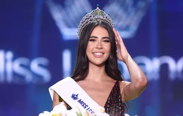 ملكة جمال لبنان المنتخبة بيرلا حرب