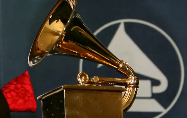 شعار غرامي (Grammy logo). مصدر الصورة: GABRIEL BOUYS / AFP