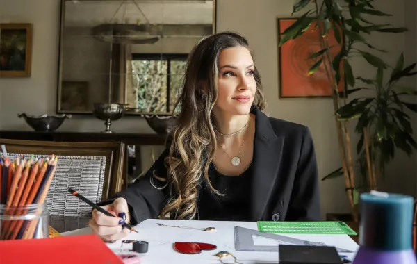 كيف استلهمت الأميرة والمصمّمة الأردنية نجلاء بنت عاصم من طفولتها، ومن تفاصيل الحياة اليومية، مجموعة من التصاميم التي تتجاوز حدود الزينة؛ لتتحوّل إلى كبسولات من الذكريات 