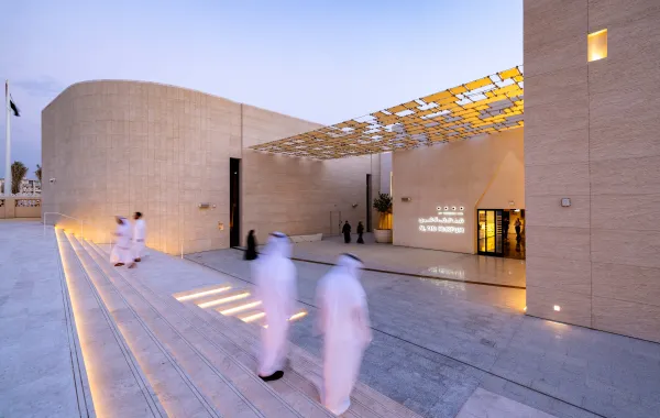 تصميم معماري آسر للمتحف الجديد، يرحب بالزوار عبر مدخل يمزج بين الحداثة والتراث، ويعد بتجربة ثقافية غنية في قلب العين.
