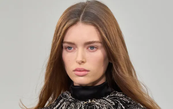 من عرض ساكاي Sacai- الصورة من Launchmetrics/Spotlight © أفضل ألوان الشعر للعيون الزرقاء