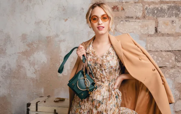  امزجي النيود مع المطبع بخامات مختلفة في زي واحد - مصدر الصورة موقع Freepik