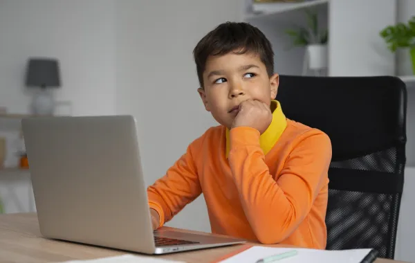 الآثار النفسية لقلة اهتمام الوالدين بالأطفال -  الصورة من موقع Freepik صورة لطفل