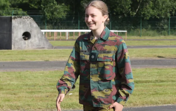 الأميرة إليزابيث في معسكر لاغلاند في آرلون (Princess Elisabeth at the Lagland camp in Arlon). مصدر الصورة: François WALSCHAERTS / AFP