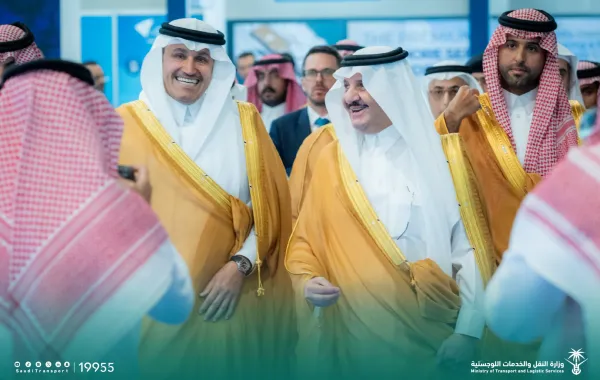 لحظة افتتاح المؤتمر السعودي البحري واللوجستي. مصدر الصورة (الموقع الرسمي لوزارة النقل والخدمات اللوجستية على منصة x )