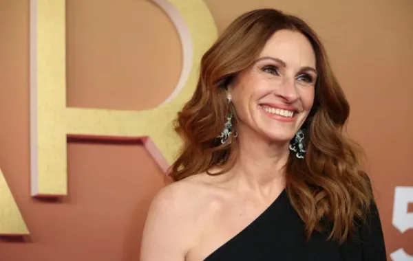 جوليا روبرتس في قاعة أولمبيا في باريس (Julia Roberts at the Olympia venue in Paris). مصدر الصورة: Thomas SAMSON / AFP