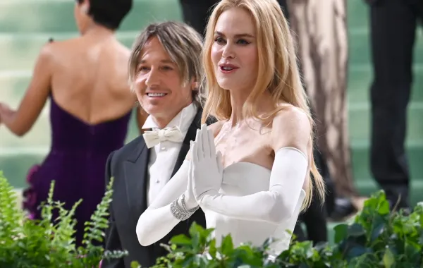 كيث أوربان Keith Urban  مع نيكول كيدمان Nicole Kidman في حفل Met Gala- مصدر الصورة ANDREA RENAULT / AFP