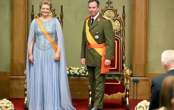 الدوق الأكبر غيوم والدوقة الكبرى ستيفاني في مجلس النواب في مدينة لوكسمبورغ (Grand Duke Guillaume and Grand Duchess Stephanie at the Chamber of Deputies in Luxembourg city). مصدر الصورة: NICOLAS TUCAT / AFP