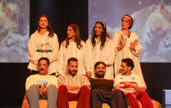 يسرا اللوزي مع نجوم المسرح الخطير بمسرحية وهنا القاهرة - الصورة من المركز الإعلامي للمسرح الخطير