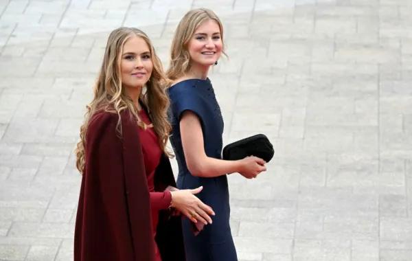 الأميرة كاترينا أماليا وولي عهد بلجيكا الأميرة إليزابيث في مدينة لوكسمبورغ (Crown Princess Catharina-Amalia and Belgium Crown Princess Elisabeth in Luxembourg city). مصدر الصورة: NICOLAS TUCAT / AFP
