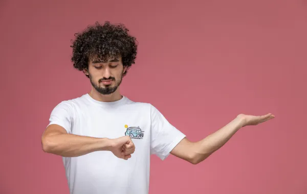هل تعرف كيف تقدم نفسك في العمل؟ - المصدر: freepik by KamranAydinov هل تعرف كيف تقدم نفسك في العمل؟