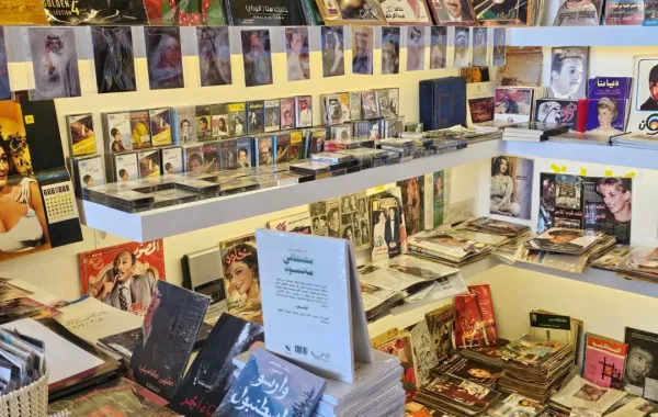 الزُّوَّار يقفون أمام هذا الرُّكن كما لو أنَّهم أمام صندوق ذكريات، يلتقط بعضُهم الصُّور