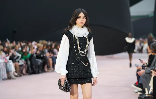 إطلالة من شانيل Chanel - الصورة من Launchmetrics/Spotlight © إطلالة من شانيل Chanel - الصورة من Launchmetrics/Spotlight ©