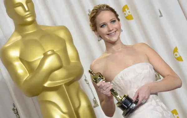 جينيفر لورانس Jennifer Lawrence تتسلم جائزة الأوسكار عام 2023 عن فيلم Silver Linings Playbook  - مصدر الصورة JOE KLAMAR / AFP