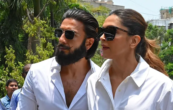 رانفير سينغ وديبيكا بادوكون في مومباي (Ranveer Singh and Deepika Padukone in Mumbai). مصدر الصورة: SUJIT JAISWAL / AFP