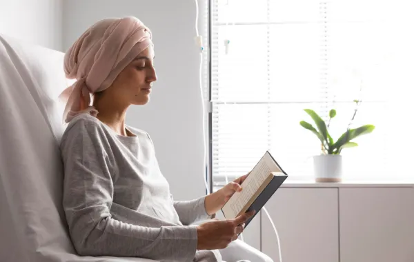 مريضة سرطان الثدي تقرأ كتاب