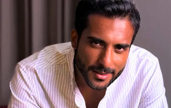 الفنان منصور البلوشي يستعد لتصوير ثلاثة أعمال.. يكشف عن تفاصيلهم في حوار خاص ل سيدتي 