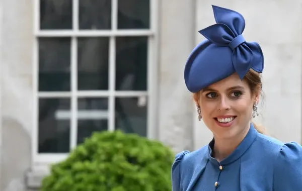 الأميرة بياتريس في احتفالات اليوبيل البلاتيني للملكة إليزابيث الثانية Princess Beatrice at Queen Elizabeth II's Platinum Jubilee Relations. مصدر الصورة: Paul ELLIS / AFP