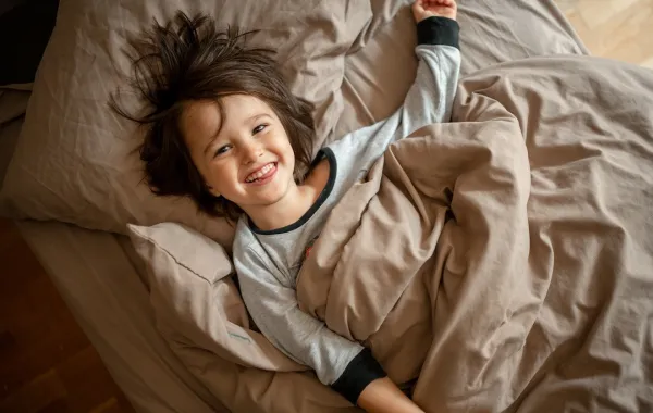 صورة لطفلة نائمة بغرفتها