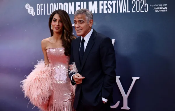 جورج كلوني وأمل كلوني George Clooney with his wife Amal Clooney من مهرجان لندن السينمائي الدولي. مصدر الصورة: HENRY NICHOLLS / AFP