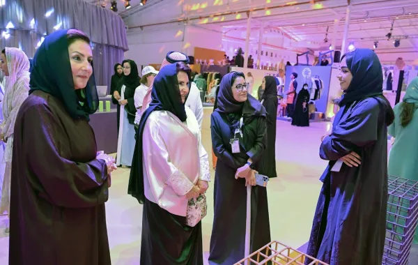 جولة الأميرة نورة بنت محمدو  الشيخة أفراح المبارك الصباح ورنا المرعي لأركان معرض مزولة