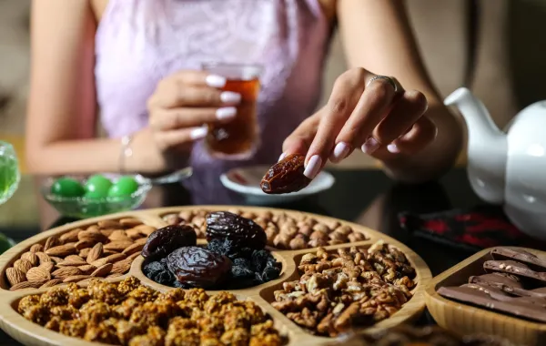 صورة امرأة تأكل التمر