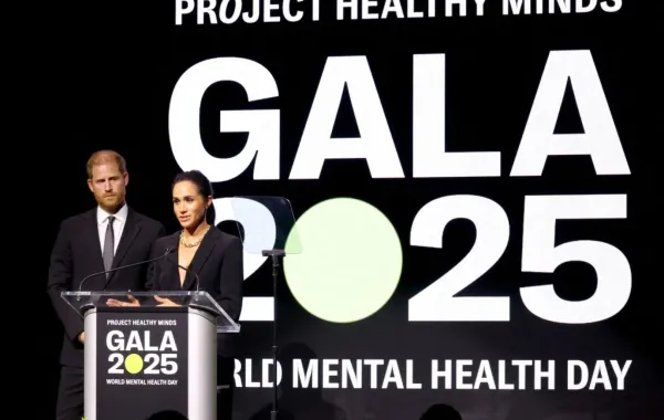 الأمير هاري وميغان في استوديوهات سبرينغ بمدينة نيويورك (Prince Harry and Meghan at Spring Studios in New York City). مصدر الصورة: Rob Kim/Getty Images for Project Healthy Minds/AFP