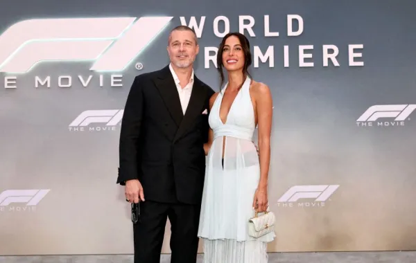 براد بيت Brad Pitt وإينيس دي رامون Ines de Ramon  في العرض العالمي الأول لفيلم F1 - مصدر الصورة: (Dimitrios Kambouris / GETTY IMAGES NORTH AMERICA / Getty Images via AFP)