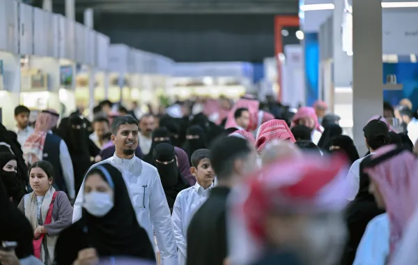 يعد معرض الرياض للكتاب منصة رئيسة للناشرين وللتبادل الفكري والثقافي، وملتقى يجمع الأدباء والمفكرين.. تعرفوا إلى أبرز الفعاليات والأنشطة على مدار 10 أيام  