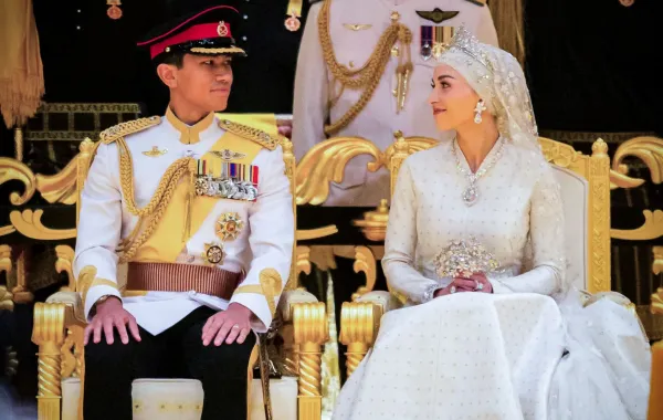 الأمير عبد المتين وأنيشا روزناه في إستانا نور الإيمان في عاصمة بروناي بندر سيري بيغاوان (Prince Abdul Mateen and Anisha Rosnah at Istana Nurul Iman in Brunei's capital Bandar Seri Begawan). مصدر الصورة: IQBAL DATO HJ SELAMAT / AFP