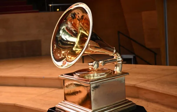 شعار غرامي (Grammy logo). مصدر الصورة: GABRIEL BOUYS / AFP
