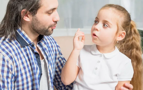 صورة تعبر عن طفلة ذكية اجتماعيا