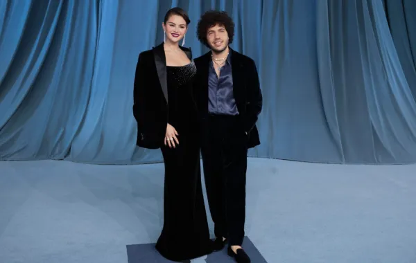 سيلينا غوميز وبيني بلانكو يحضران حفل متحف الأكاديمية (Selena Gomez and Benny Blanco attend the Academy Museum Gala). مصدر الصورة: VALERIE MACON / AFP