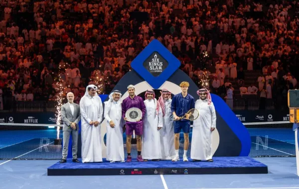 فاز النجم الإيطالي يانيك سينر، بلقب بطولة التنس العالمية "Six Kings Slam 2025"، بعد فوزه على غريمه الإسباني كارلوس ألكاراز
