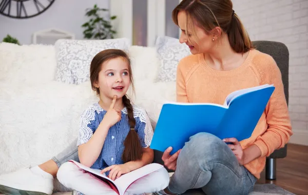 الأم تلقي بالسؤال.. والطفلة تفكر لتضع الجواب! صورة لأم وطفلتها يتناقشان