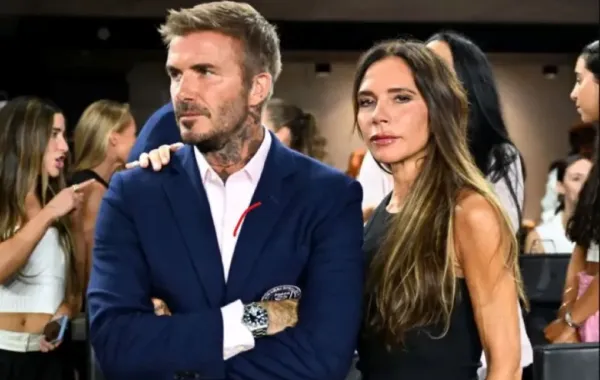 ديفيد بيكهام وزوجته فيكتوريا بيكهام في ملعب DRV PNK في فورت لودرديل بولاية فلوريدا (David Beckham and his wife Victoria Beckham at DRV PNK Stadium in Fort Lauderdale, Florida). مصدر الصورة: CHANDAN KHANNA / AFP