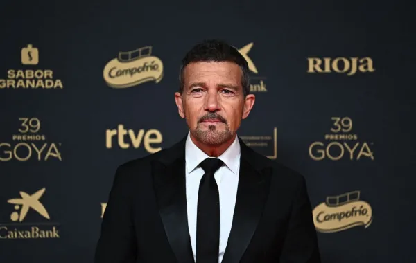 أنطونيو بانديراس في غرناطة، جنوب إسبانيا (Antonio Banderas in Granada, southern Spain). مصدر الصورة: JORGE GUERRERO / AFP