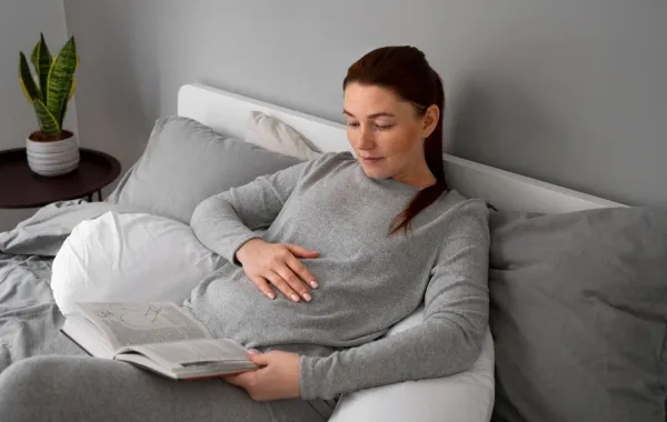 صورة لحامل تقرأ