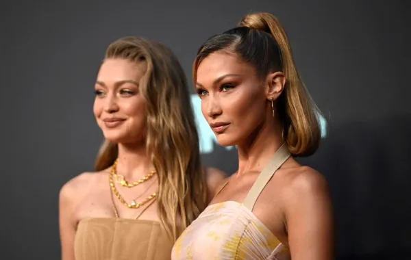 جيجي حديد وبيلا حديد في مركز برودنشيال في نيوارك، نيوجيرسي (Gigi Hadid and Bella Hadid at the Prudential Center in Newark, New Jersey). مصدر الصورة: Johannes EISELE / AFP