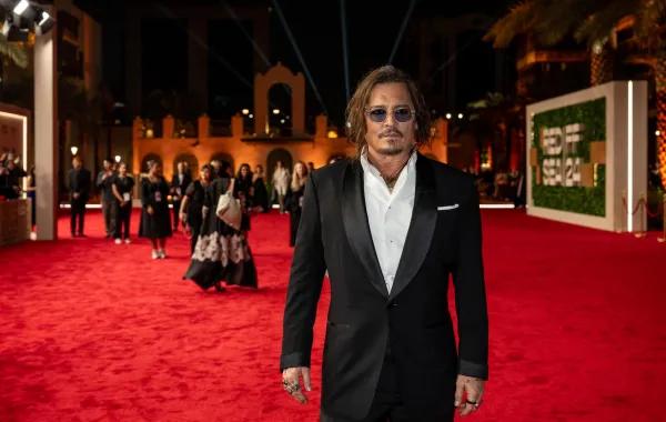 جوني ديب في مهرجان البحر الأحمر السينمائي الدولي 2024 في جدة، المملكة العربية السعودية (Johnny Depp at the Red Sea International Film Festival 2024 in Jeddah, Saudi Arabia). مصدر الصورة: Ammar ABD RABBO / Factstory for the Red Sea International Festival (RSFF) / AFP