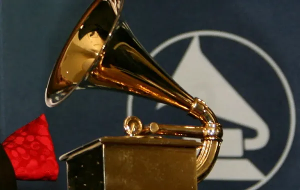 شعار غرامي (Grammy logo). مصدر الصورة: GABRIEL BOUYS / AFP