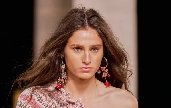 من عرض إيزابيل مارنت Isabel Marant - الصورة من Launchmetrics/Spotlight© ما هي فوائد الضوء الأحمر للشعر؟