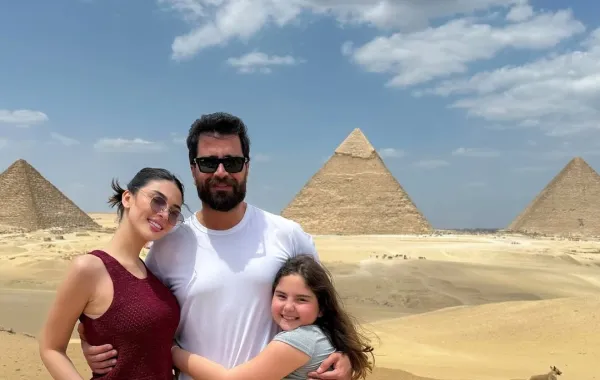 معتصم النهار متوسطًا زوجته لين برنجكجي وابنتهما ساندرا- الصورة من حساب لين على إنستغرام