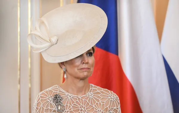 الملكة ماكسيما ترتدي بروشاً ألماسياً على كتفها الأيمن خلال زيارة رسمية