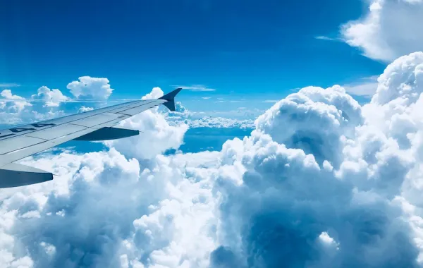 تشعر المسافرة في حالات الطوارئ أثناء السفر بمزيجٍ متناقض من الخوف والارتباك